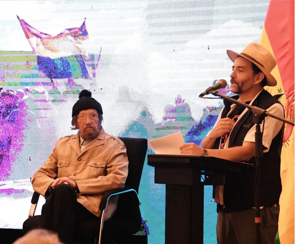 Sanjinés escucha el discurso de su hijo en la premiere de su última película. Foto: ABI