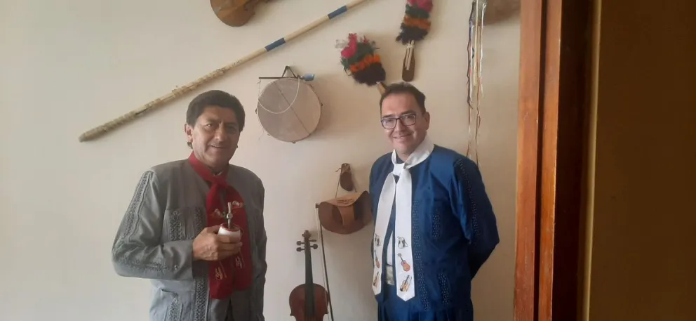 Padre e hijo posan frente a uno de los carteles promocionales de su obra. Foto: Guery Pozo