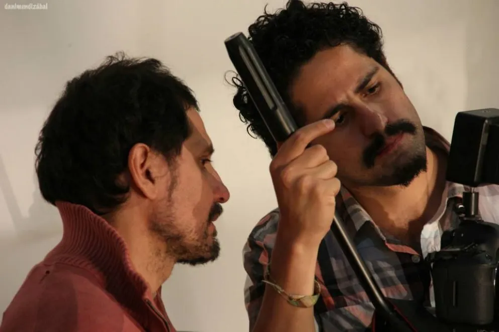 Marcos y Alejandro Loayza trabajan durante un proceso de filmación. Foto: Marcos Loayza
