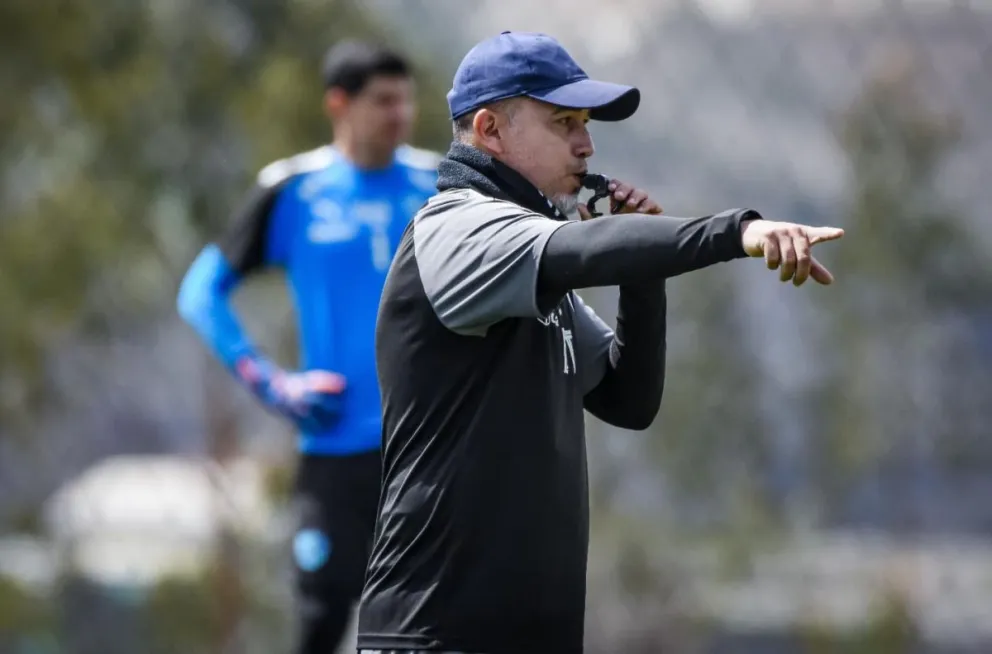 El técnico Flavio Robatto dirige una de las prácticas del conjunto académico. Foto: club Bolívar