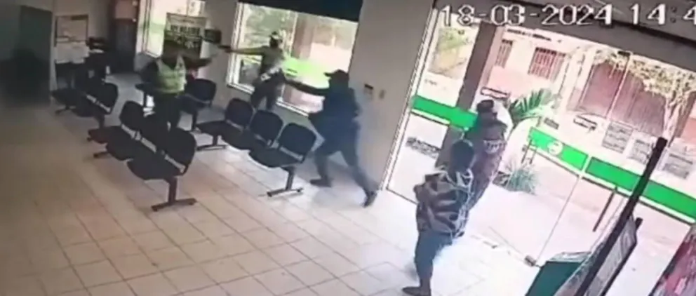 Cámaras de vigilancia captaron el asalto armado. Foto: Captura de video