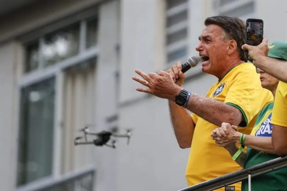 El expresidente brasileño Jair Bolsonaro, en una movilización con sus seguidores. Foto: EFE / Sebastiao Moreira
