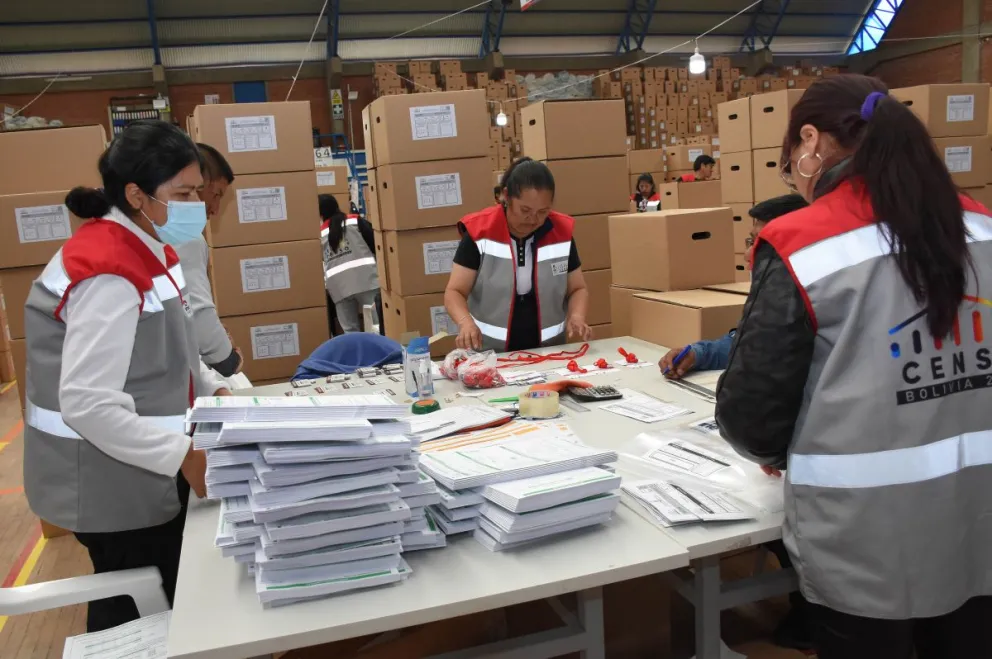 Personal del INE prepara el material para el Censo 2024. Foto: APG