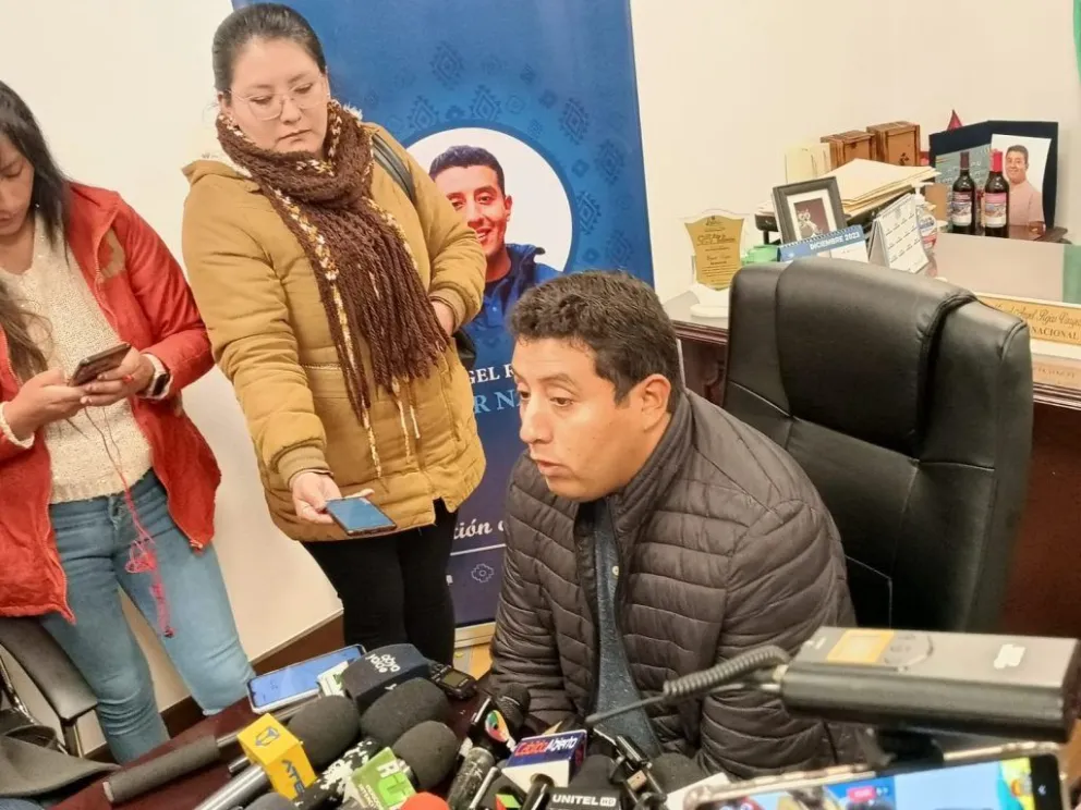 El parlamentario Miguel Rejas, en conferencia de prensa. Foto: La Patria