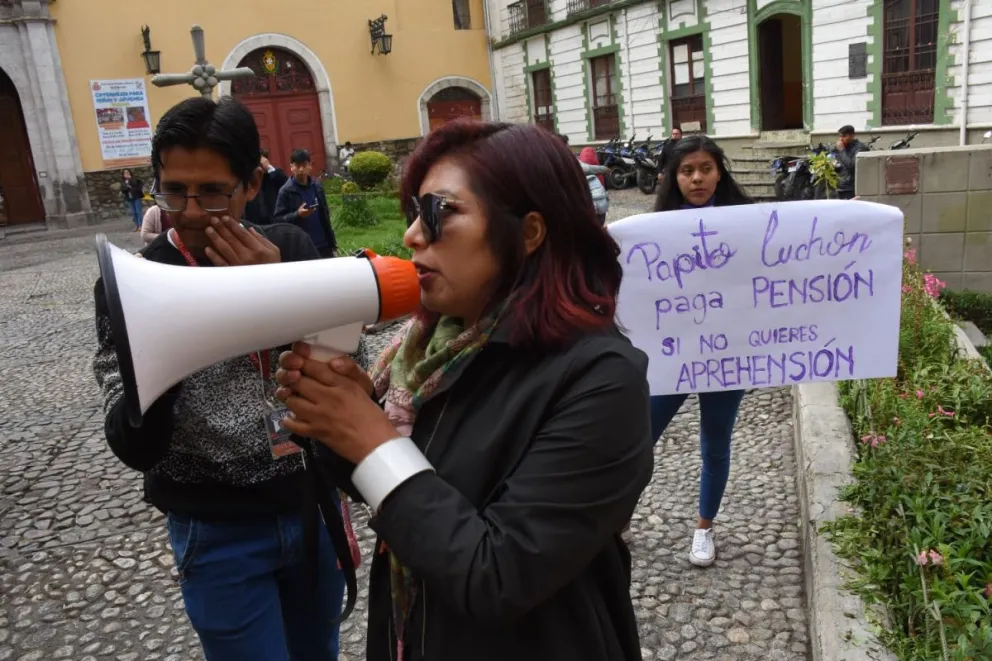 Los colectivos que exigen a los padres cumplir con sus obligaciones. Fotos: APG