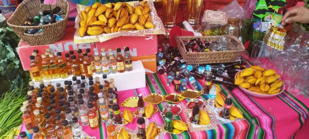 Los productos que vendieron las caseras en el cementerio. Foto: Anahí Cazas.