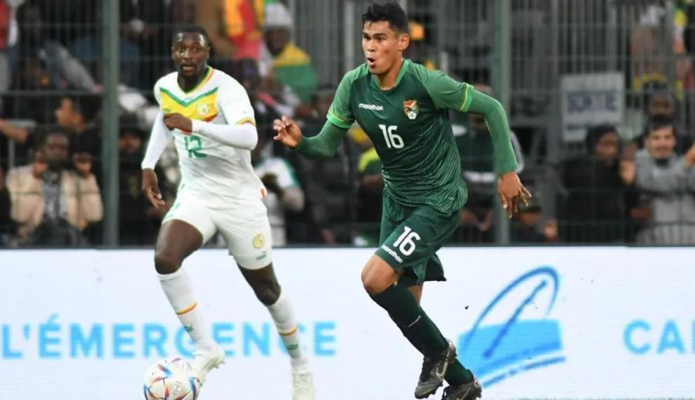 Jaume Cuéllar (16) en una incidencia del partido de Bolivia contra Senegal disputado en Orleans, Francia, el 24 de septiembre de 2022. Foto: FBF 