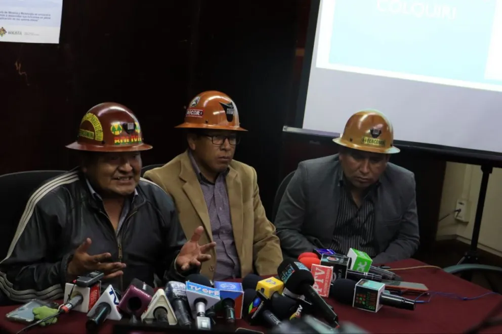 El ministro de Minería junto a miembros de la Federación Nacional de Cooperativas Mineras. Foto: APG
