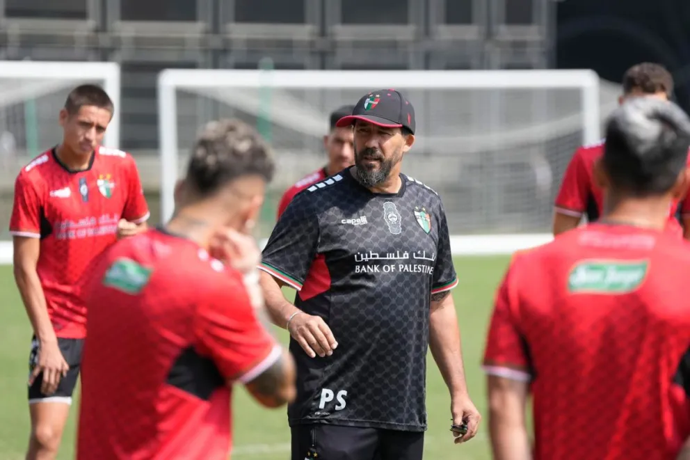 'Vitamina' Sánchez dirige una práctica del cuadro chileno. Foto: Club Deportivo Palestino.