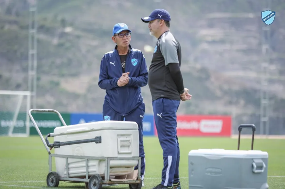 Robatto (der.) con Lino Vargas, kinesiólogo de la Academia. Foto: Club Bolívar.