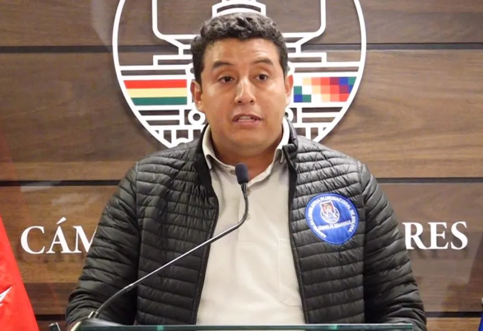 El senador Miguel Rejas en contacto con la prensa. Foto: captura.