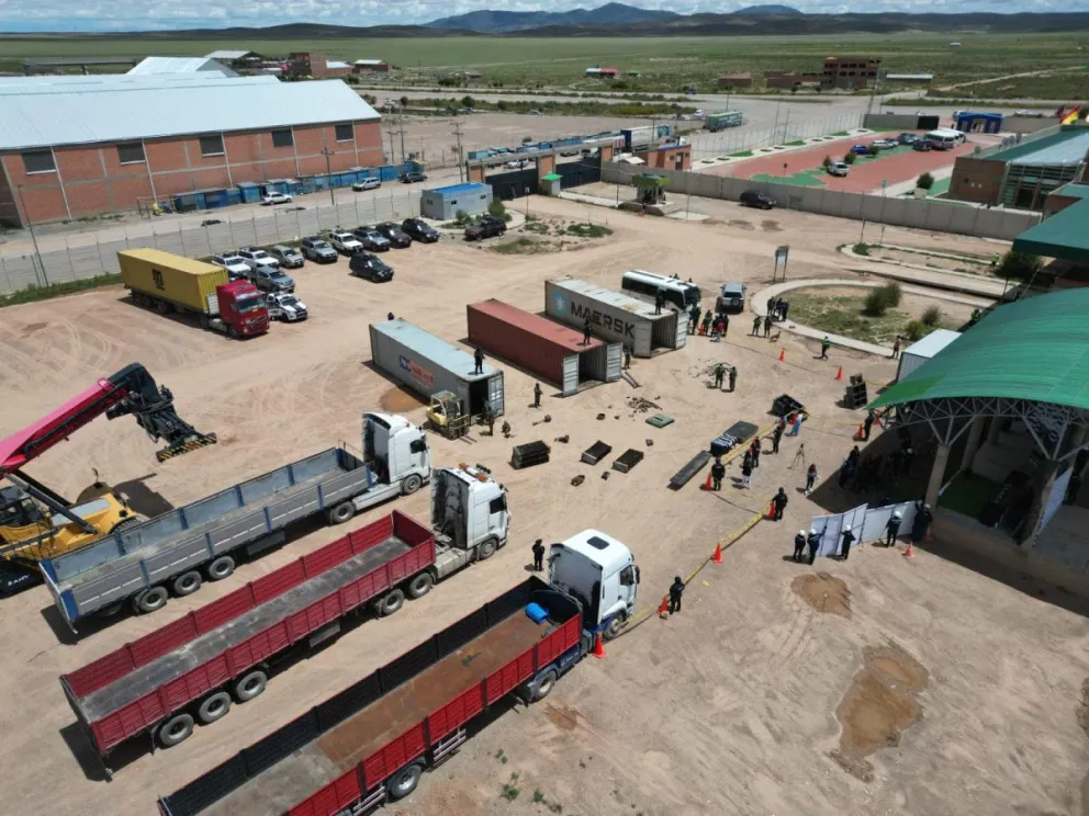 Presentación de todo lo secuestrado durante el operativo en Pisiga, Oruro.    Foto: Policía Boliviana