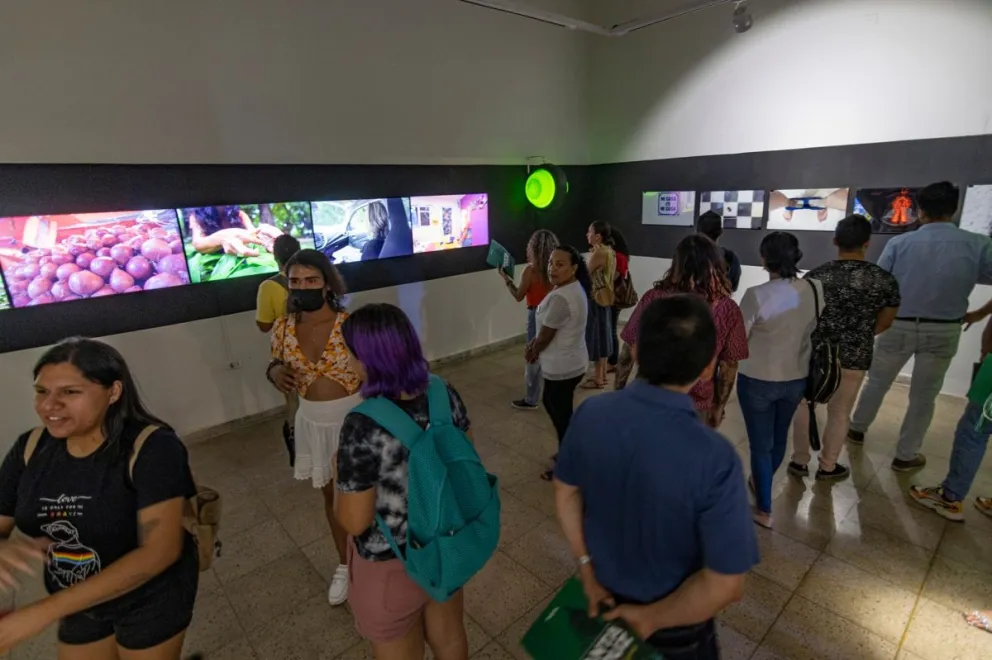 Visitantes observan una de las muestras de la çXXII Bienal Internacional de Arte Contemporáneo de Santa Cruz.   FOTO: Alcaldía de Santa Cruz
