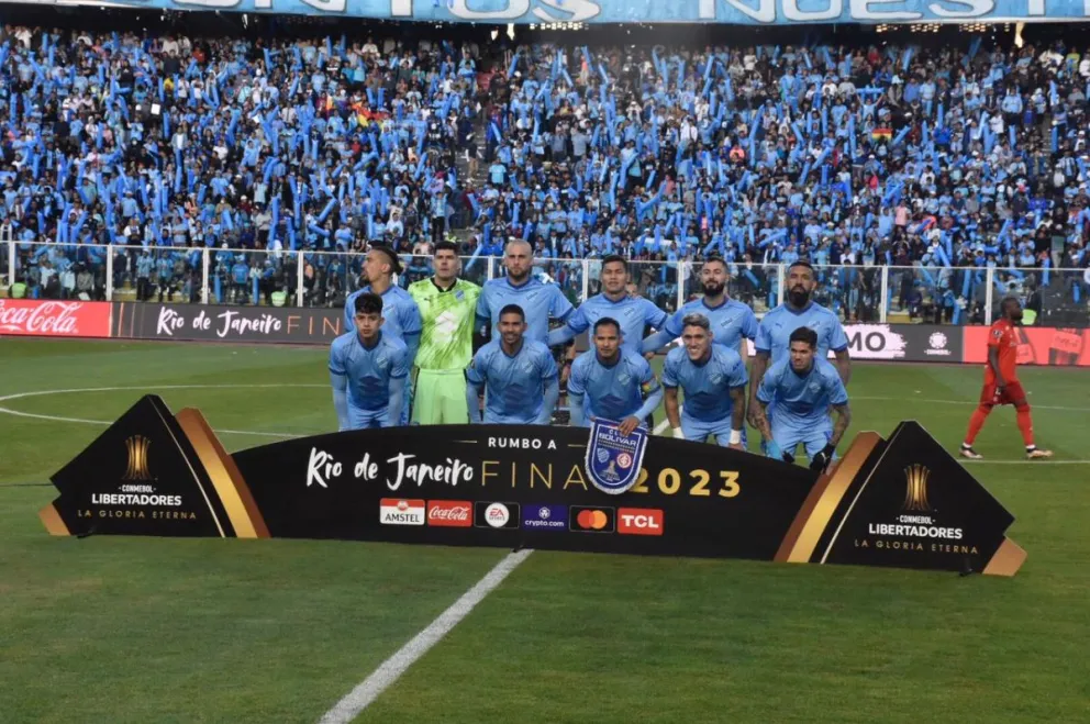 El plantel de Bolívar previo a un partido de la Copa en 2023. Foto: Conmebol.