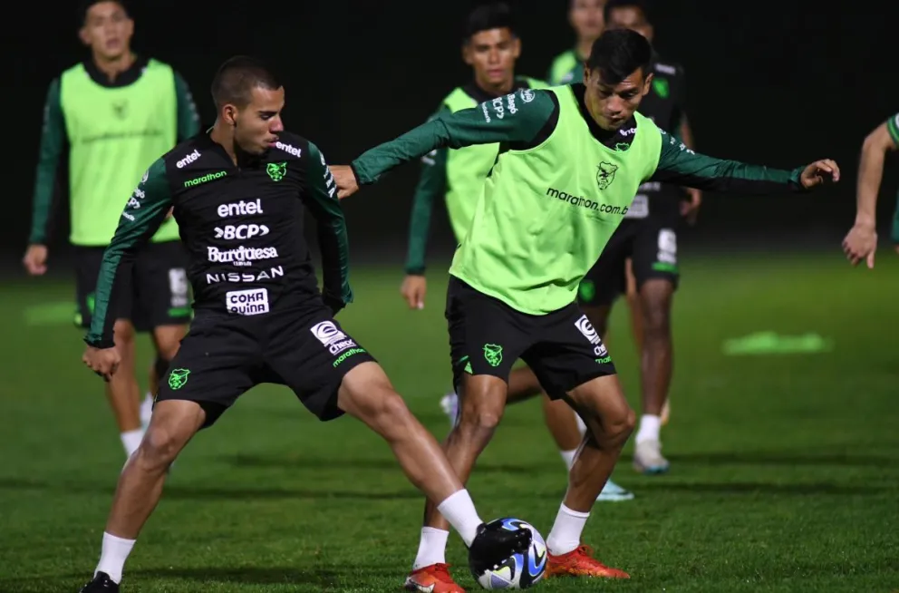 Robson (izq.) disputa la pelota con José Sagredo, en el primer entrenamiento de la selección en Argelia. Foto: FBF