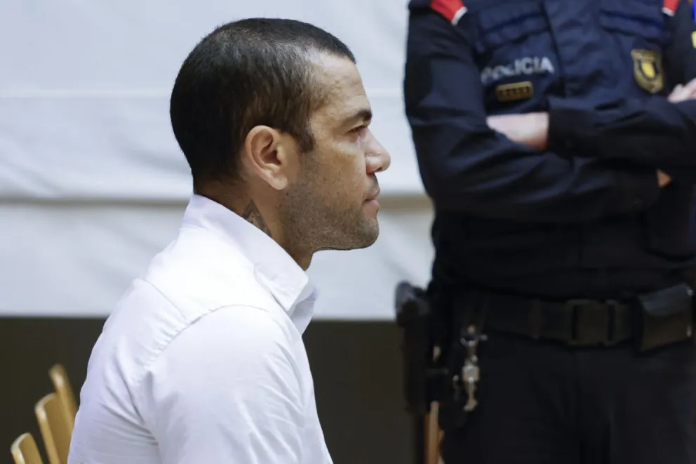 Dani Alves escuchando la sentencia en la audiencia de hoy. Foto EFE