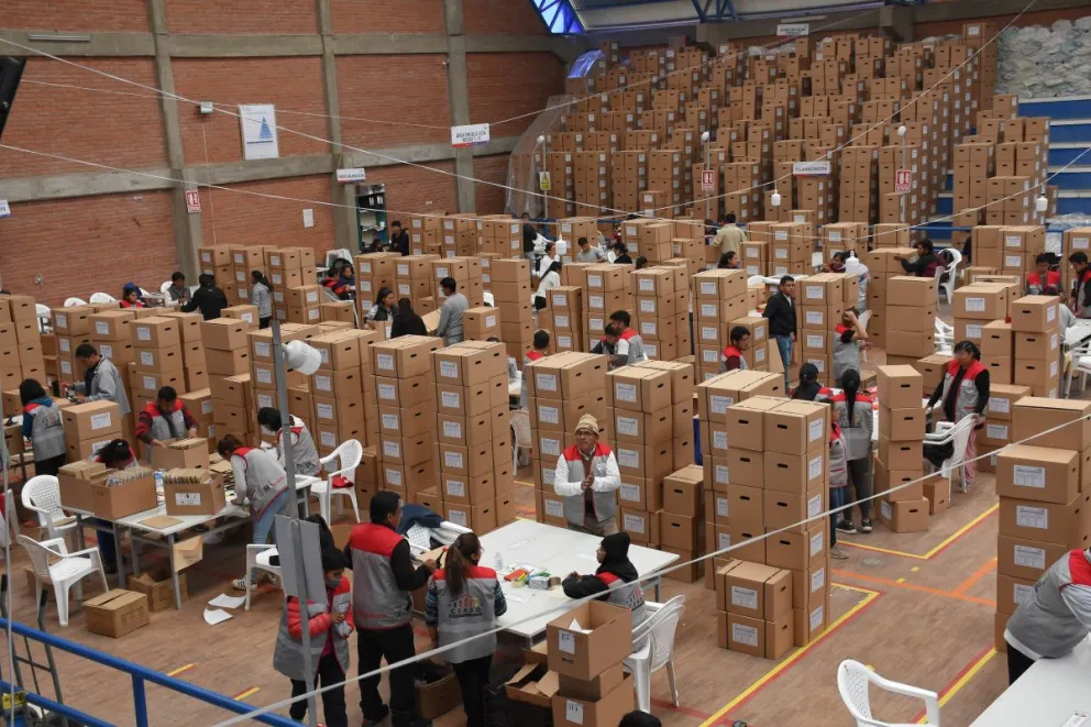 Personal del INE prepara el material para el Censo 2024. Foto: APG