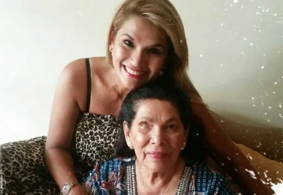 Una imagen de Jeanine Añez con su madre. Foto: @JeanineAnez