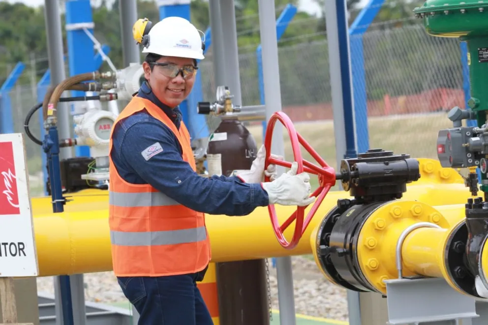 Operador de YPFB opera una válvula de gas natural en un campo gasífero. Foto: YPFB