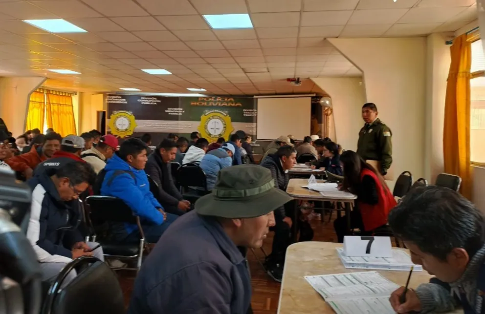 Censistas levantan datos de 500 efectivos de la FELCC en La Paz. Foto: @AbyaYalaBolivia 
