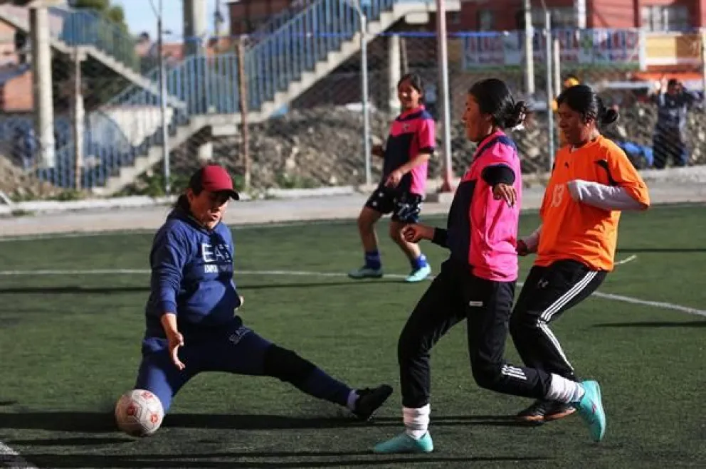 Mujeres juegan fútbol en una escuela creada por mujeres y para mujeres, el 14 de marzo de 2024, en El Alto. Foto: EFE