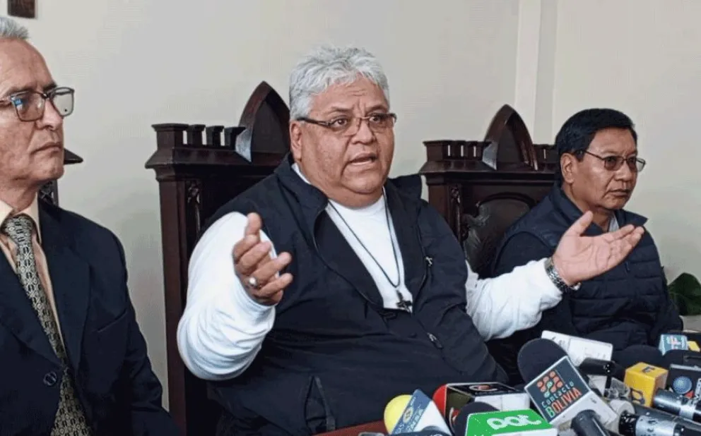 Monseñor Percy Galván, arzobispo de La Paz, brinda la conferencia de prensa. Foto: Erbol.