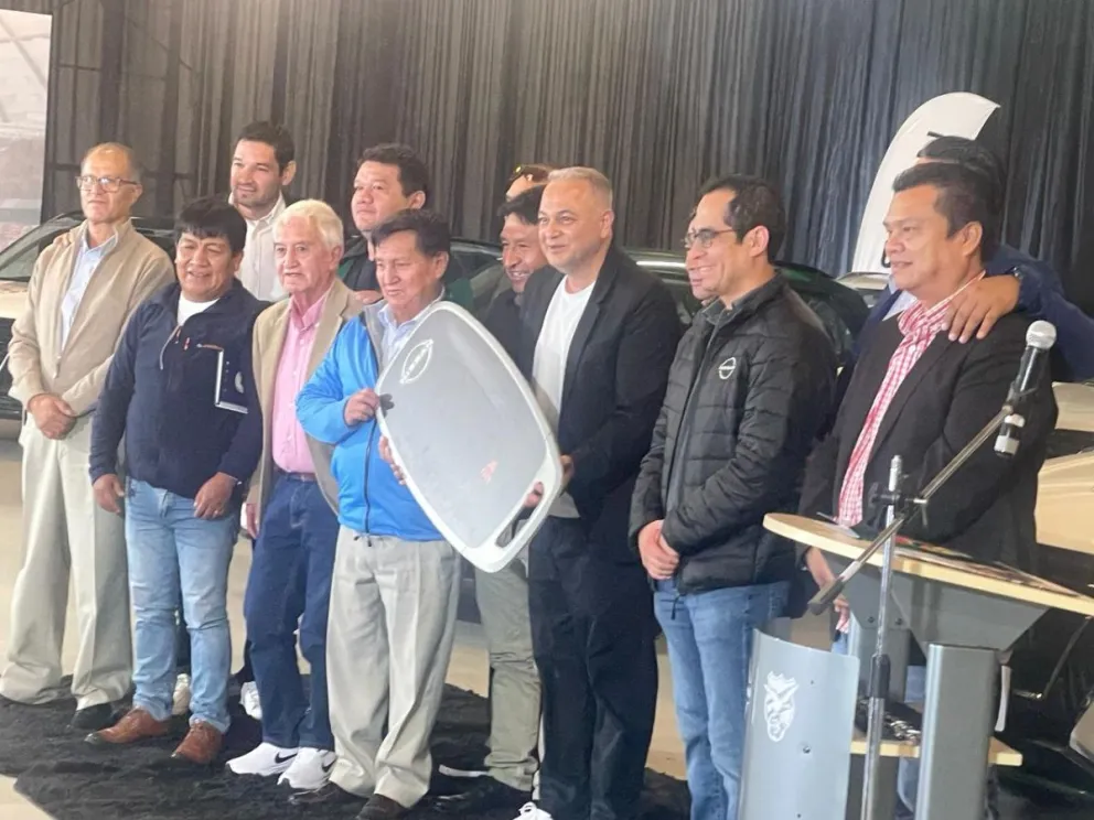Los dirigentes de las asociaciones nacionales con Fernando Costa y Marcos Córdova y la llave simbólica. Fotos Sports 360