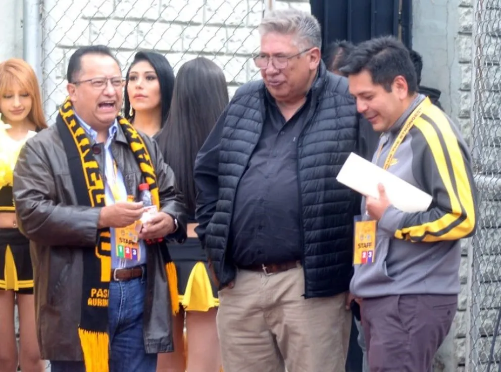 Crespo (centro), el presidente de The Strongest, junto a otros dirigentes del club. Foto: Andrés Rojas