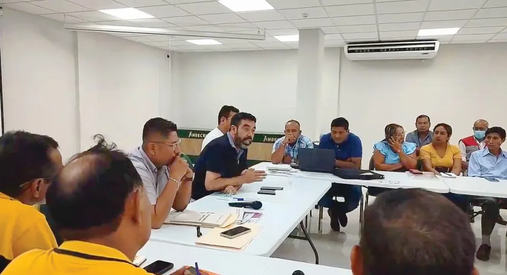 El viceministro de Autonomías, Álvaro Ruiz, se reúne con autoridades del municipio de Cabezas, Santa Cruz, para analizar un lío de límites. Foto: captura 