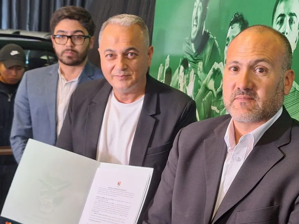 Galdo (der.), director del Programa Siempre Verde. junto a Fernando Costa, titular de la FBF, y Carlos Aliaga, asesor legal de la entidad. Foto: Jorge Asturizaga