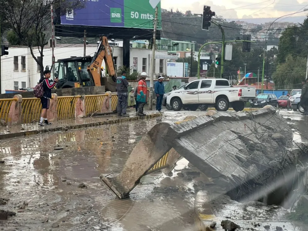 La barrera del puente de La Florida fue destrozada por el río.    FOTO: Mirna Echave/Visión360