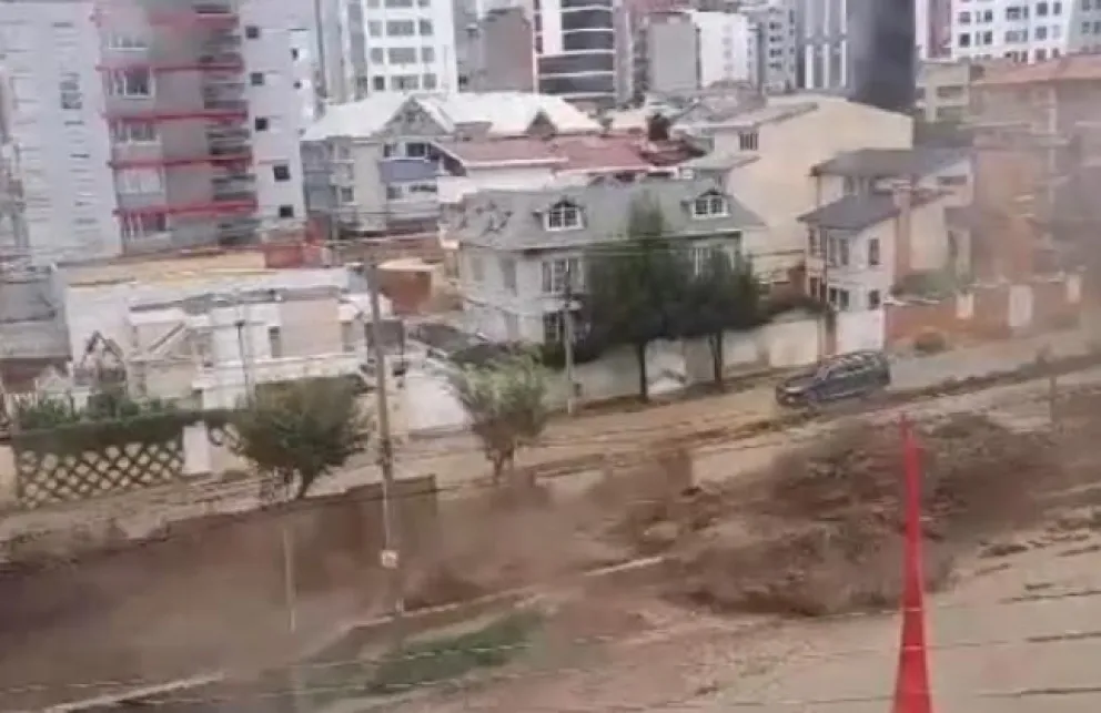 Desborde de un río en la zona Sur de la ciudad de La Paz. Foto: Captura