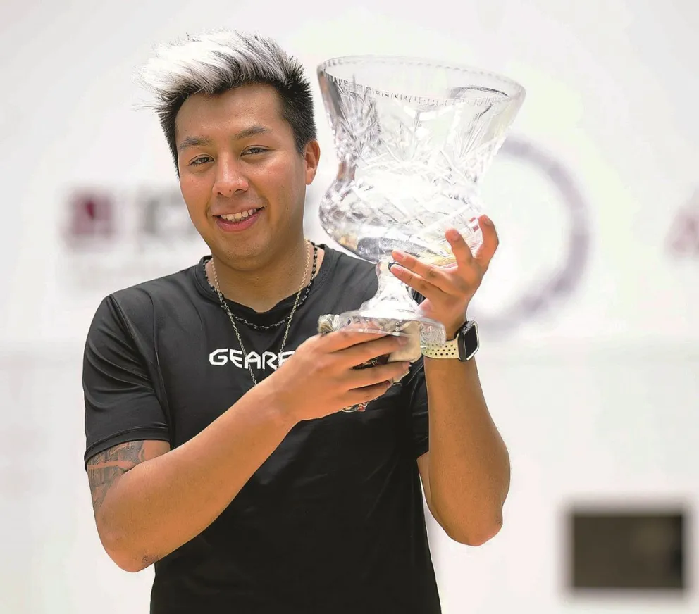 Moscoso con uno de los varios trofeos que ganó  la temporada pasada. Foto: Ken Fife.