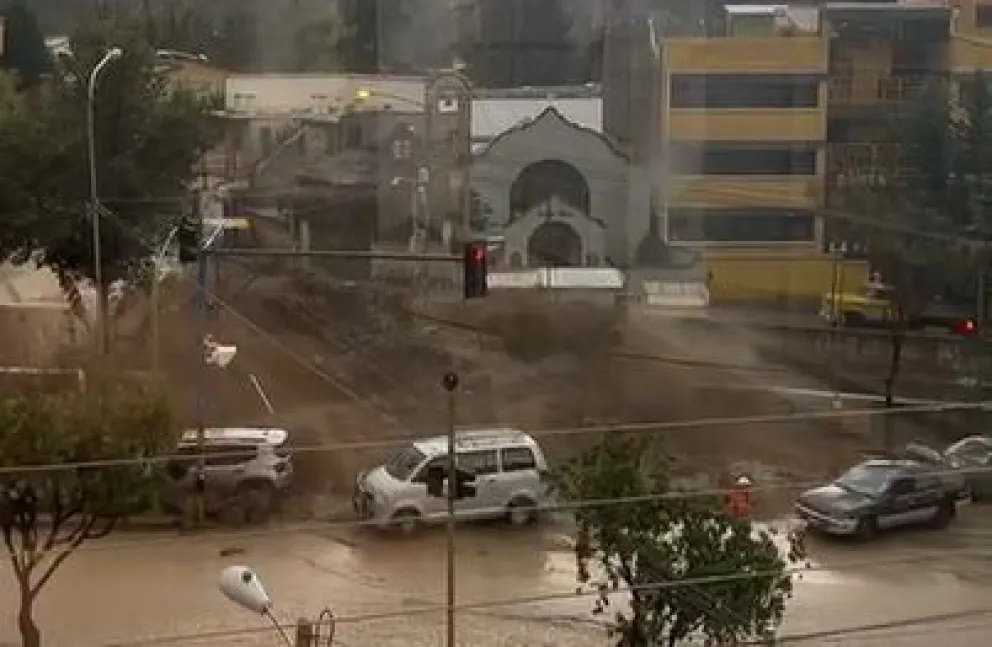Las aguas rebalsan de su cause en la zona Sur. Foto: Captura.