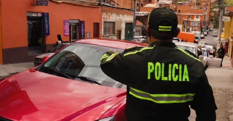 Oficial durante un operativo policial.         FOTO: ABI