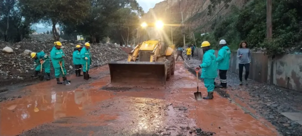 Obreros municipales limpian el material de arrastre que dejó la intensa lluvia. Foto: GMALP.