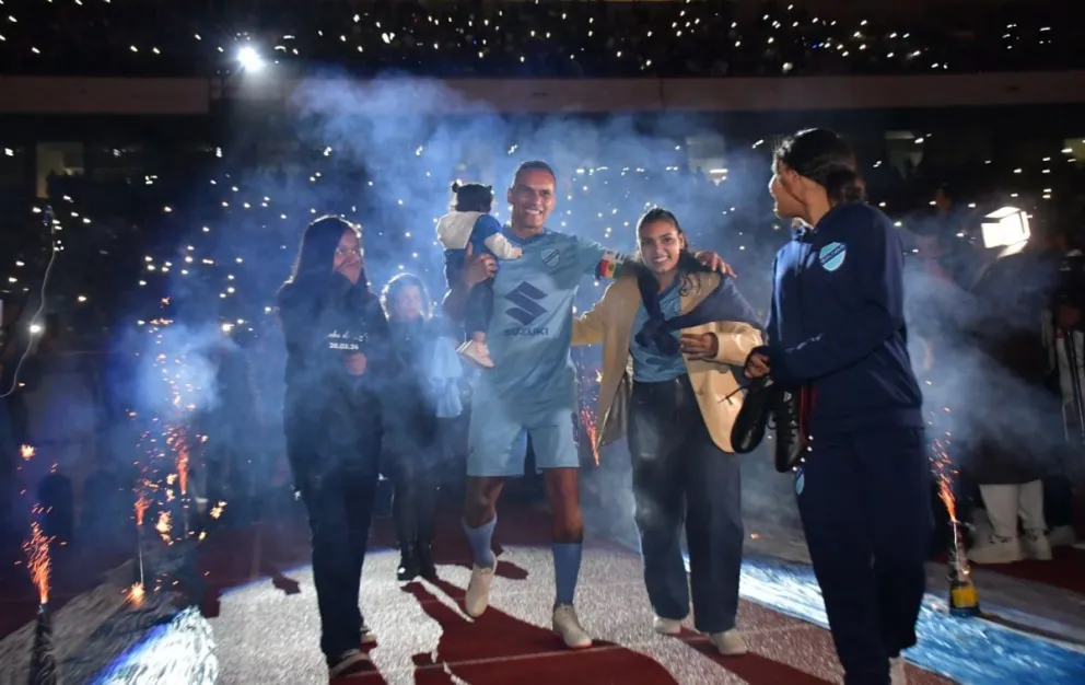 Ferreira ingresa a la cancha del Siles acompañado por su familia. Foto: APG.