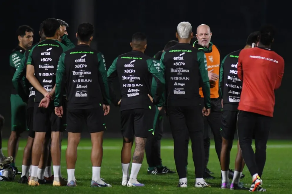El técnico Antonio Carlos Zago conversa con los jugadores en una de las prácticas en Argelia. Foto: FBF