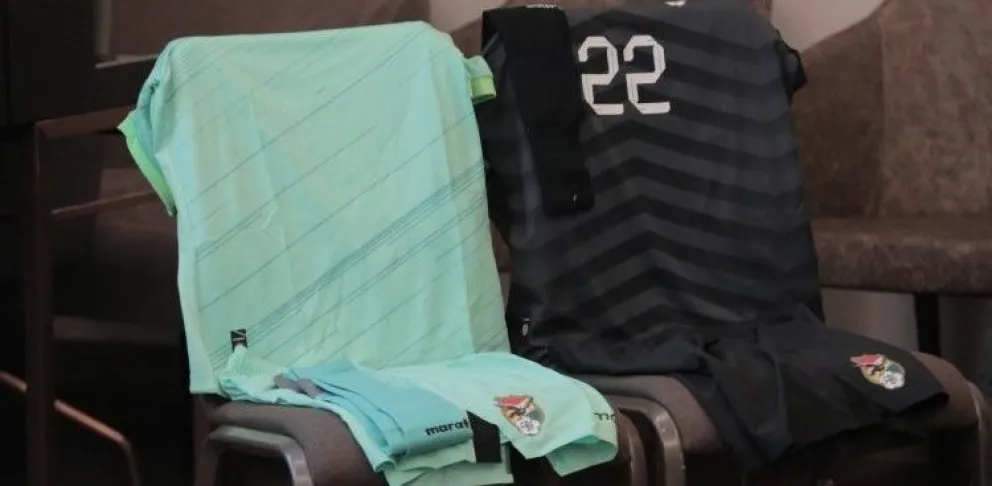 El uniforme negro que lucirán los jugadores de campo y la indumentaria verde del arquero de Bolivia fueron presentados por la selección en la reunión técnica previa al amistoso con Argelia. Foto: Federación Argelina de Fútbol
