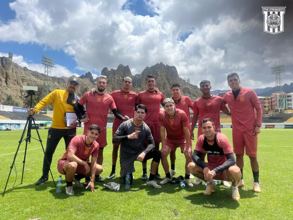Jugadores y miembros del cuerpo técnico del aurinegrot en un entrenamiento pasado. Foto: club The Strongest