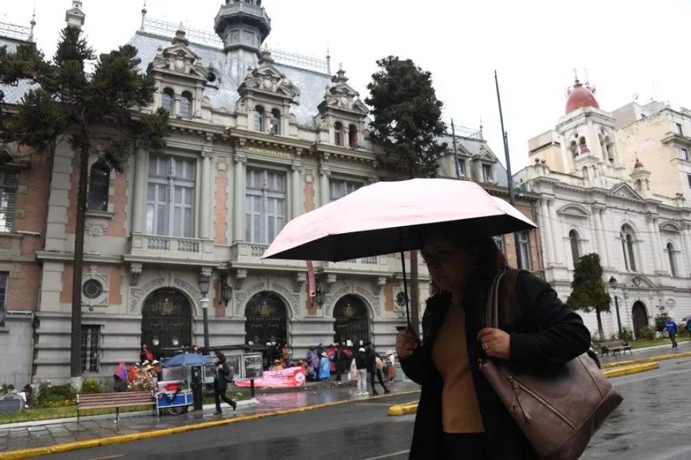 Cae lluvia en el centro de la ciudad de La Paz. Foto: ABI / Archivo