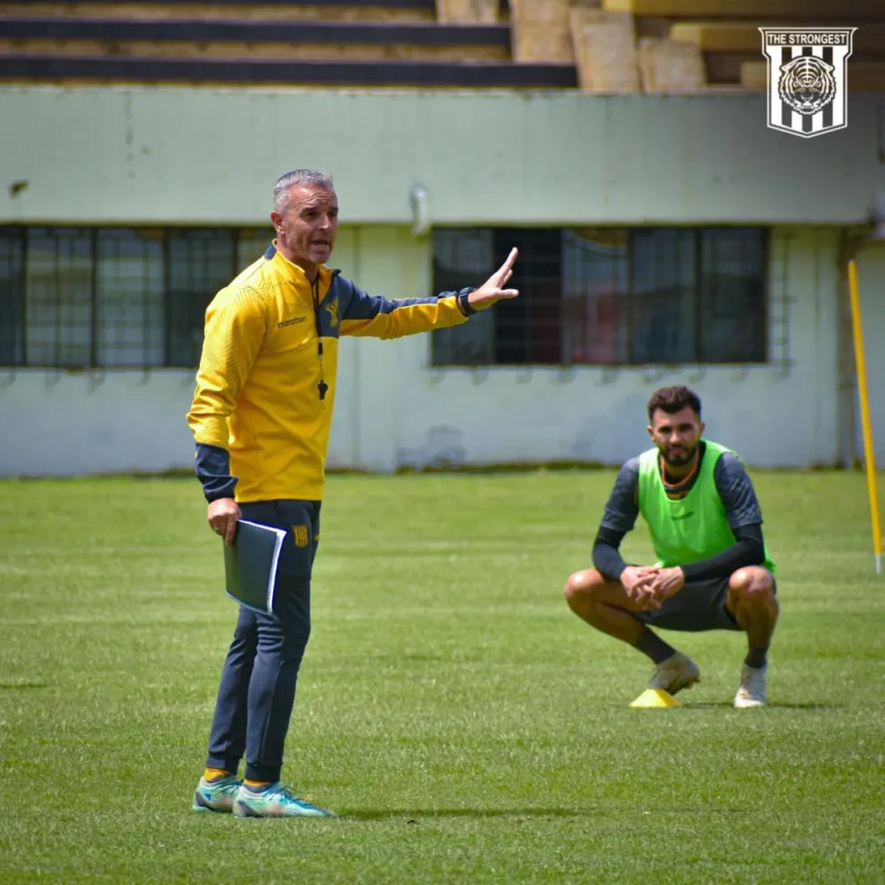 El entrenador atigrado en uno de los entrenamientos, lo observa Triverio. Foto The Strongest