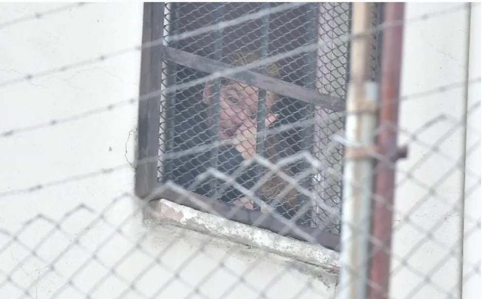 La expresidenta Jeanine Añez mira desde una ventana del penal de Miraflores. Foto: APG