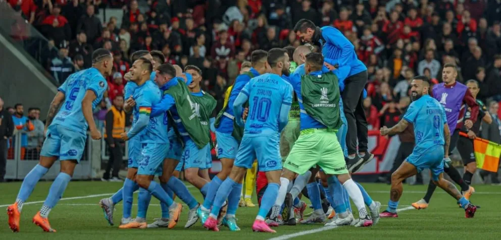 Celebran los jugadores de Bolívar después de dejar en el camino al brasileño Athletico Paranaense. Foto: Club Bolívar. 