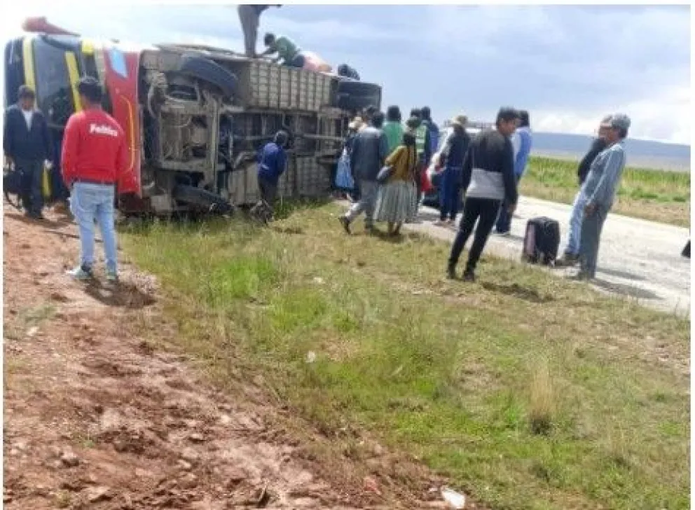 El accidente ocurrió a la altura de Konani, en la carretera que conecta La Paz con Oruro.                  Foto: Radio San Gabriel