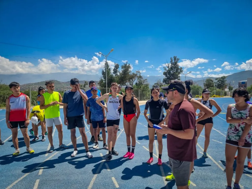 El equipo de atletismo concentra en Cochabamba. Foto: Federación Atlética de Bolivia.