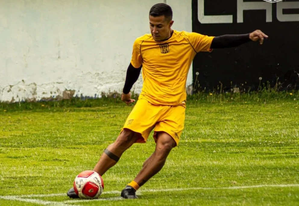 El colombiano Michael Ortega, el conductor del plantel atigrado, le pega a la pelota en una práctica anterior. Foto: club The Strongest
