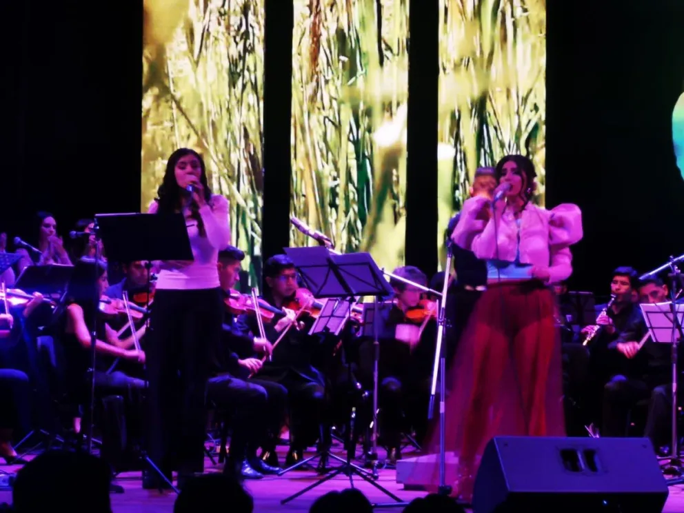 Vero Pérez canta en el Teatro Municipal de La Paz.                    FOTO: Marco Belmonte/Visión 360.