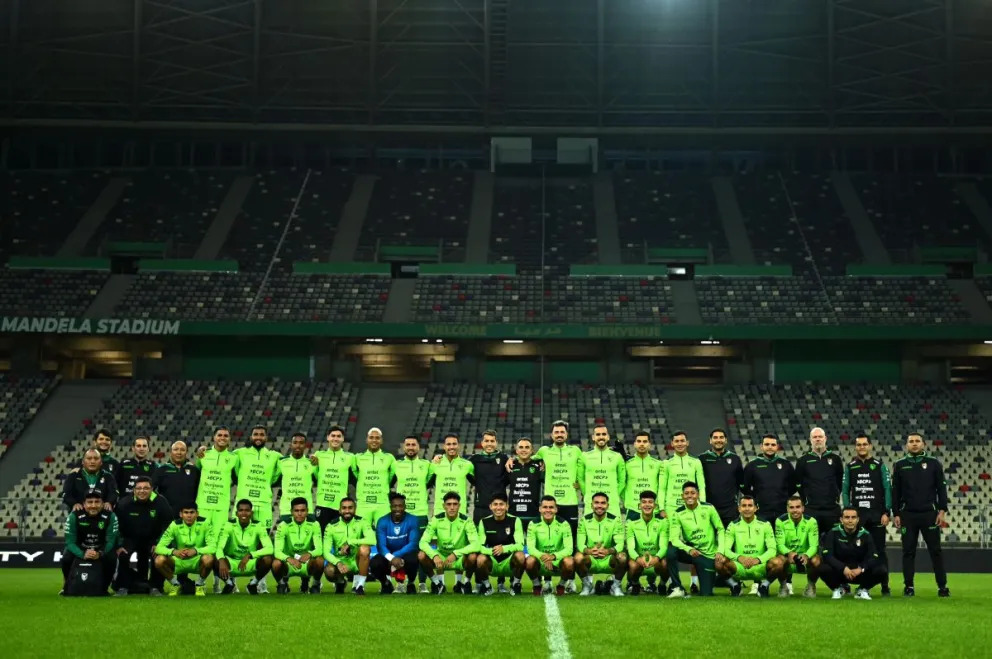 Jugadores y cuerpo técnico de la selección nacional posan en el campo de juego del estadio Nelson Mandela de Argel en la previa del partido de este viernes. Foto: FBF.