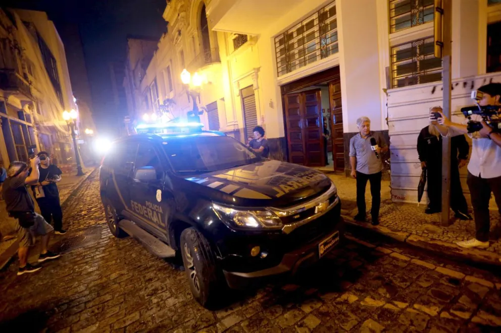 El vehículo de la Policía Federal brasileña en el que se llevan a Robinho a tribunales para que comience a cumplir en su país una condena de nueve años. Foto: EFE